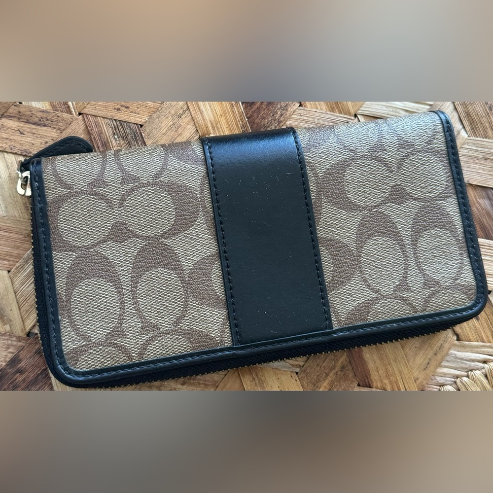 Coach Accordion Zip Wallet In Signature Canvas. - Picture 3 of 6